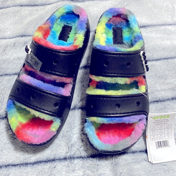 Crocs classic cozzzy spray dye lined sandals - Picture 6 of 15